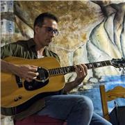 Clases de GUITARRA, UKELELE y BAJO ELÉCTRICO. Individuales y Grupos